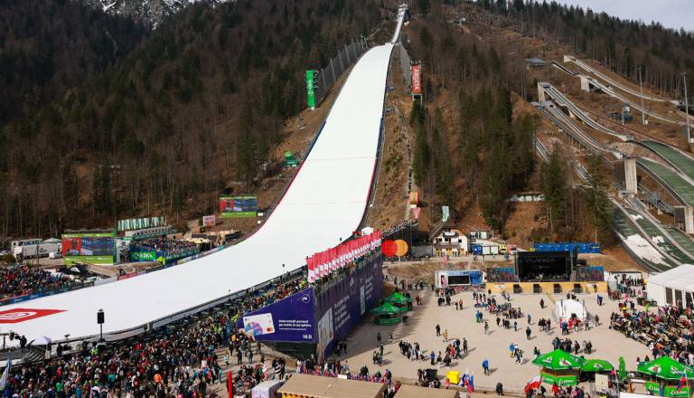 Črni trg vstopnic za Planico: Preprodajalci znova na delu, za karto računajo tudi dvakrat več