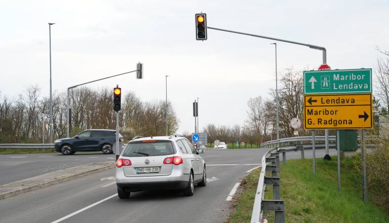 FOTO in VIDEO: Prihaja zaradi nevarne klančine v Murski Soboti do več prometnih nesreč? 