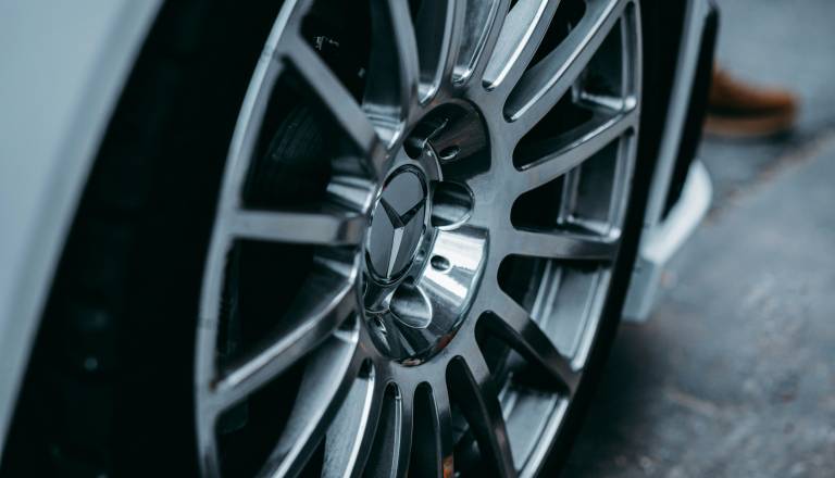 Drama na pokopališču, vozilo se je premaknilo in povozilo voznika