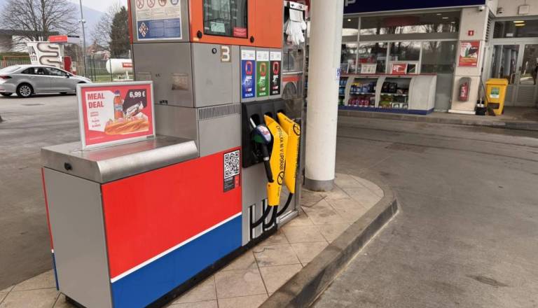 Na Petrolovih obmejnih avtocestnih bencinskih servisih dizel dražji od dveh evrov