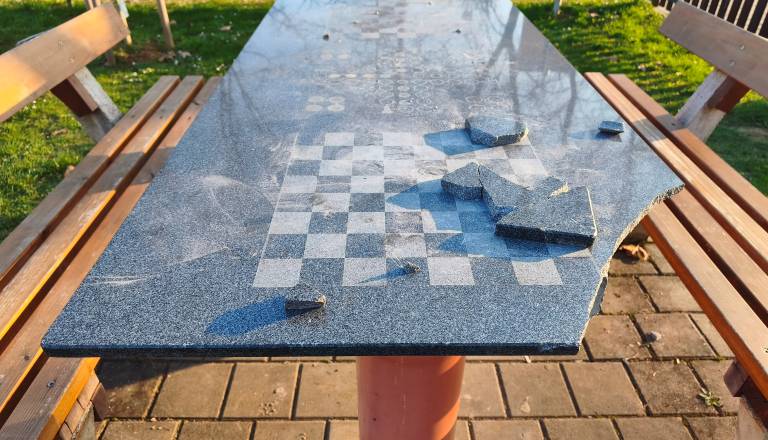 Vandali uničujejo igrala po Novem mestu. To lahko storijo krajani