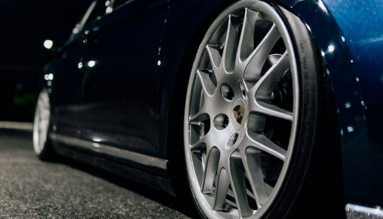 Drama na pokopališču, voznik ostal ukleščen pod lastnim vozilom