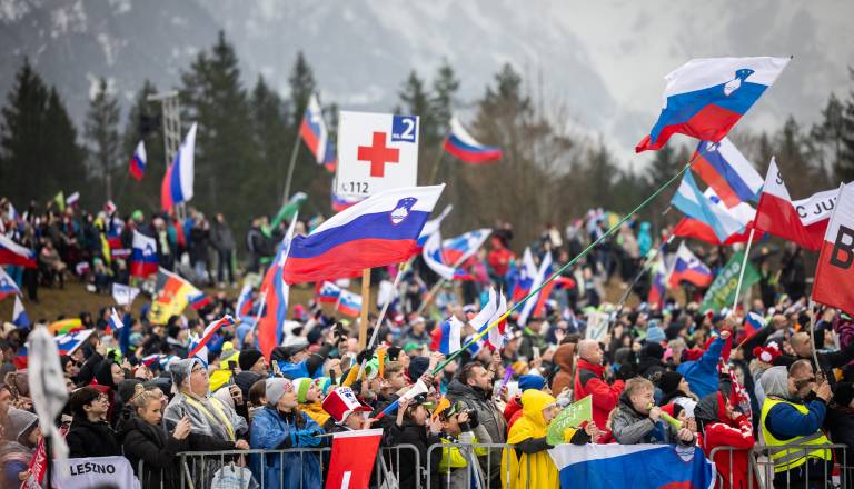 Črni trg cveti, tako drage so karte za Planico