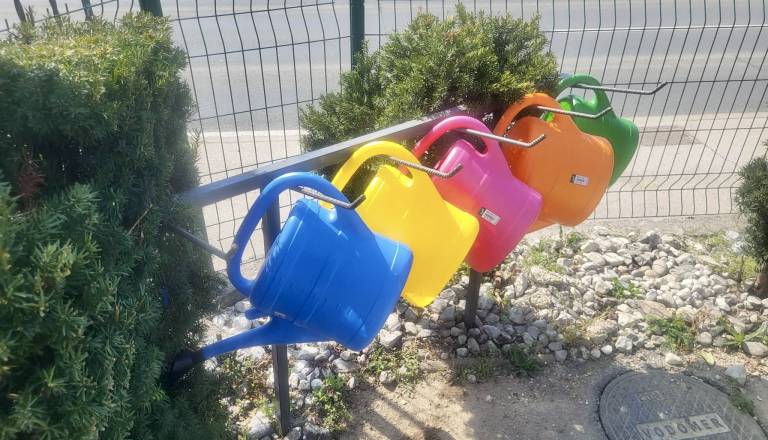 FOTO: Vsa pokopališča v Dupleku odslej opremljena s pisanimi zalivalkami 