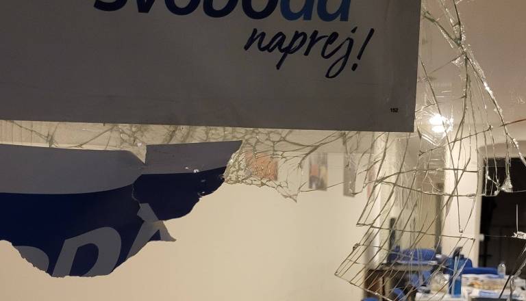 Neznanec razbil izložbo in vrata pisarne Gibanja Svoboda, škoda ocenjena na 1000 evrov