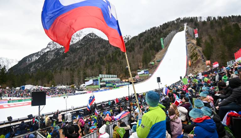 VIDEO: Grozljiva nesreča med preizkusom skakalnice, gledalci pretreseni