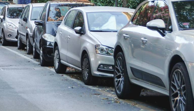 V Šiški vse več podjetij, parkirišč pa premalo. Občina novih ne načrtuje