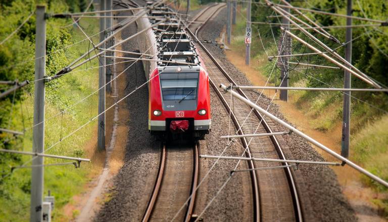 Zgodaj zjutraj drama na tirih v Domžalah: Vlak povozil človeka