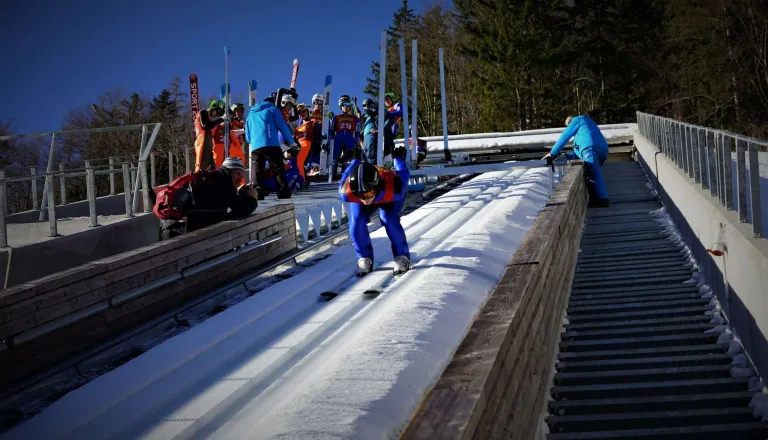 VIDEO: V Planici se veselijo športnega dogodka, a pri preizkušanju skakalnice prišlo do hujše nesreče