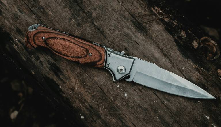 Grozljivo: 13-letnik pred šolo zabodel učiteljico v vrat in trebuh