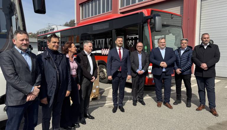 FOTO in VIDEO: Maribor z donacijo za Ukrajino: Pošiljajo avtobuse, računalnike in opremo