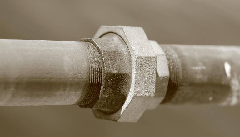 V Žerovincih počila cev, klet zalilo več tisoč litrov vode