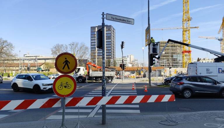 FOTO in VIDEO: Novi zapori na Dunajska in Tivolski cesti ohromili promet, obvozov ni