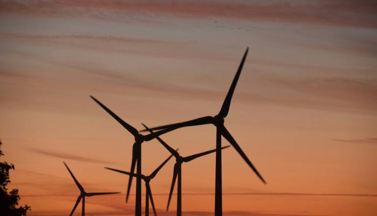 Arso izdal rdeče opozorilo, Vremenska fronta prinaša kaos, močan veter in nevarnost vetrolomov