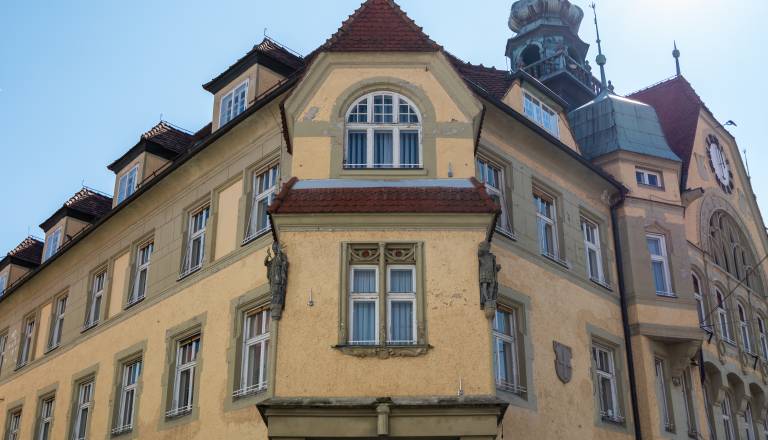 Mestna hiša še ni dostopna vsem. Kako se bo Ptuj izognil kaznim po novem zakonu?