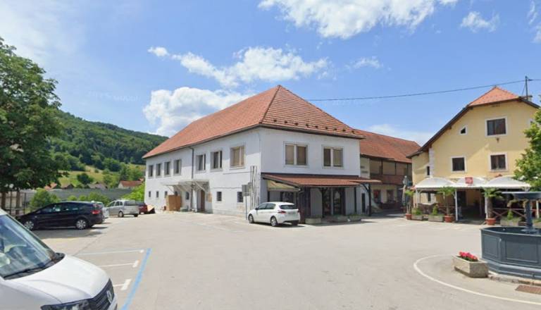 Ob Gradu Žužemberk se prodajata dve stavbi, taka je izhodiščna cena