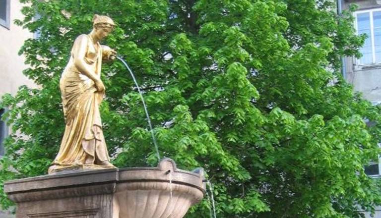 Zlato deklico na Ribjem trgu obnavljajo po več kot četrt stoletja