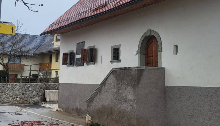 Močan veter v Žirovnici, poškodovana osnovna šola in zaprta Prešernova rojstna hiša