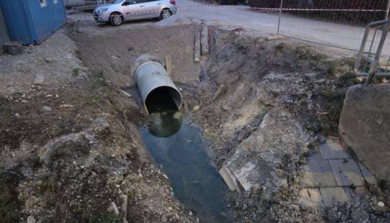 Zamude pri obnovi Ilovškega štradona razburjajo občane