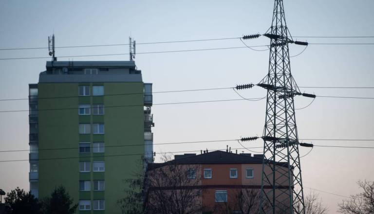 Zaradi vetra na Štajerskem brez elektrike več tisoč gospodinjstev