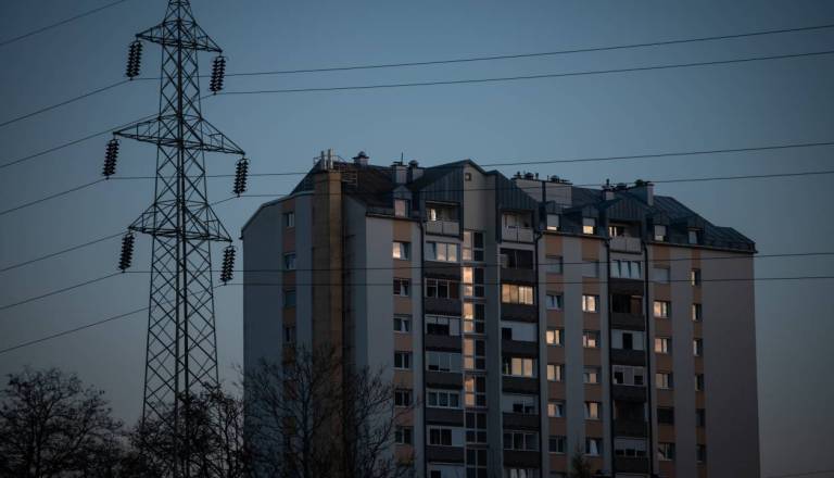 Zaradi vetra po državi brez elektrike več tisoč gospodinjstev