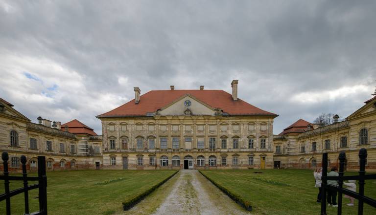 Iščejo vzdrževalca za dvorec Dornava, prednost bodo imeli kandidati, ki znajo z agrumi