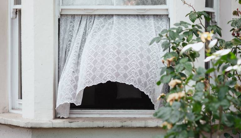 Izredni ukrep: Zaradi močnega vetra odpovedan pouk