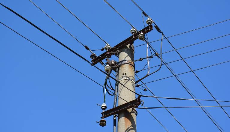 Nevarno! Pri Ormožu iskrilo iz električnega droga, posredovali gasilci