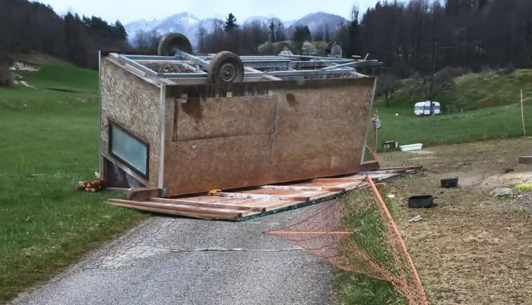 Po državi že 300 intervencij, sunki vetra presegli 150 kilometrov na uro