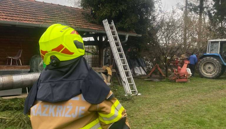 Severovzhod Slovenije na udaru vetra: Gasilci odstranjujejo podrta drevesa, veter odkril streho vrtca