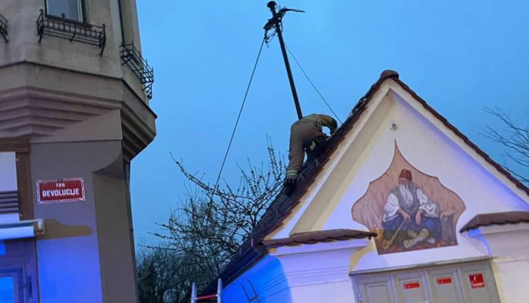 Podrta drevesa in odkrite strehe: Veter pustoši na Štajerskem, odkril streho vrtca in Trafike