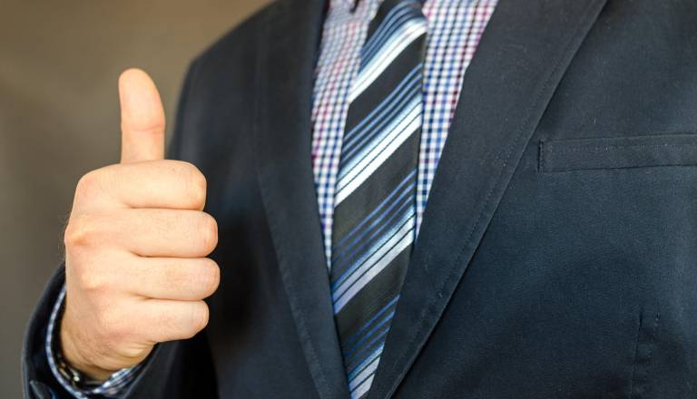 Prosta delovna mesta na Gorenjskem: Natakar 1.900 evrov, računovodja pa več 2.500