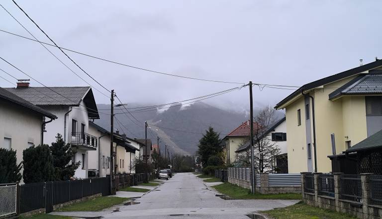 FOTO: Vrh Pohorja pobelil sneg, za naše kraje danes izdano rdeče opozorilo