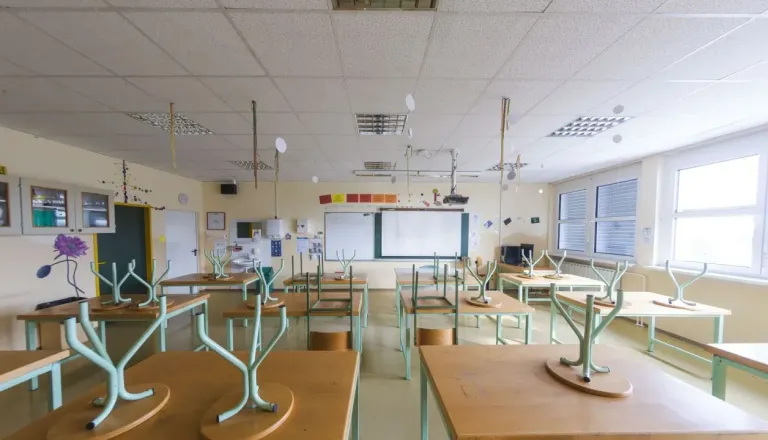 Zaradi vetra zaprtih več šol in vrtcev na Gorenjskem