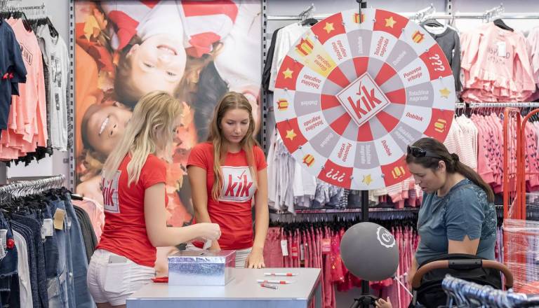 Znana trgovinska veriga naj bi zaprla okoli 300 trgovin, kaj to pomeni za zaposlene?