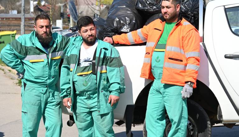 Zgodba, ki ruši predsodke: trije Romi redno zaposleni v novomeški Komunali, direktor jih ne more prehvaliti