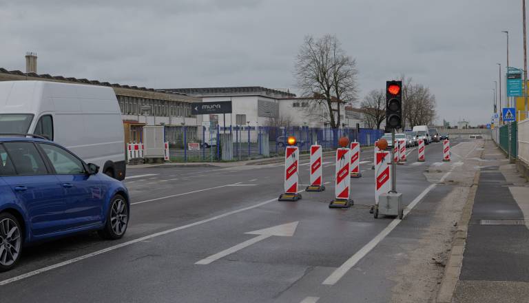 FOTO in VIDEO: Na Industrijski delne in popolne zapore, promet oviran