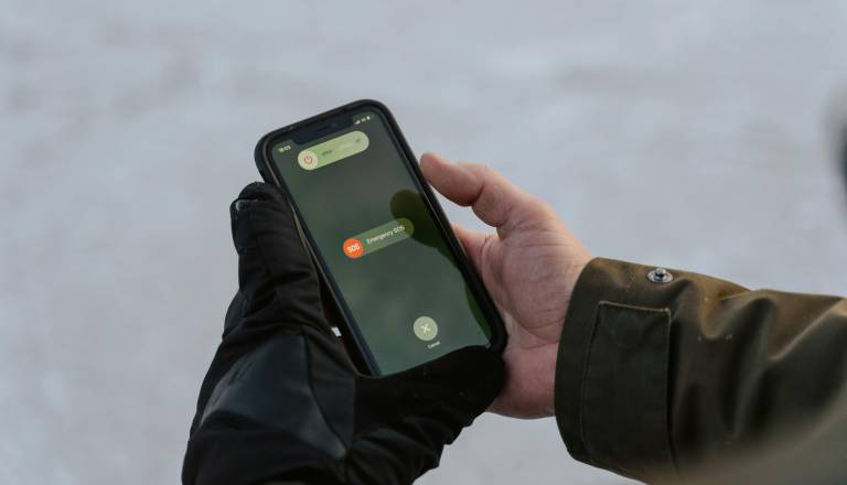 Prestrašeni pogledi v telefone: Nov sistem za opozarjanje na nevarnost 'zazvonil' na Gorenjskem