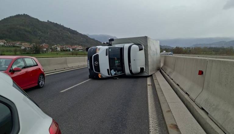 Nevarno na primorski hitri cesti, burja prevrnila tovornjak