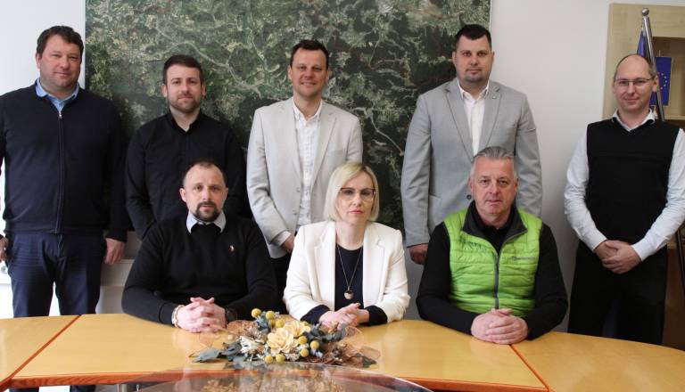 Trebnje bo obnovilo dva kilometra vodovodnih odsekov. Županja podpisala pogodbo v višini 577 tisoč evrov