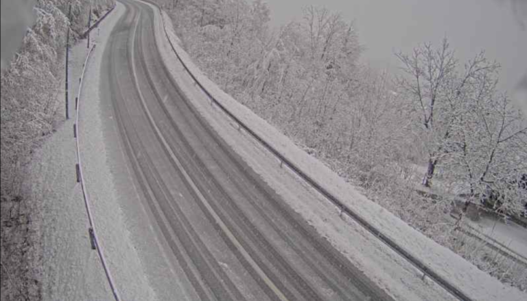 FOTO: Ponekod sneži do nižin, za Pomurje izdano rdeče opozorilo