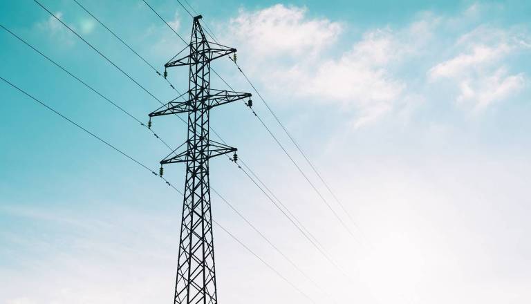 Več tisoč gospodinjstev zaradi vetra brez elektrike