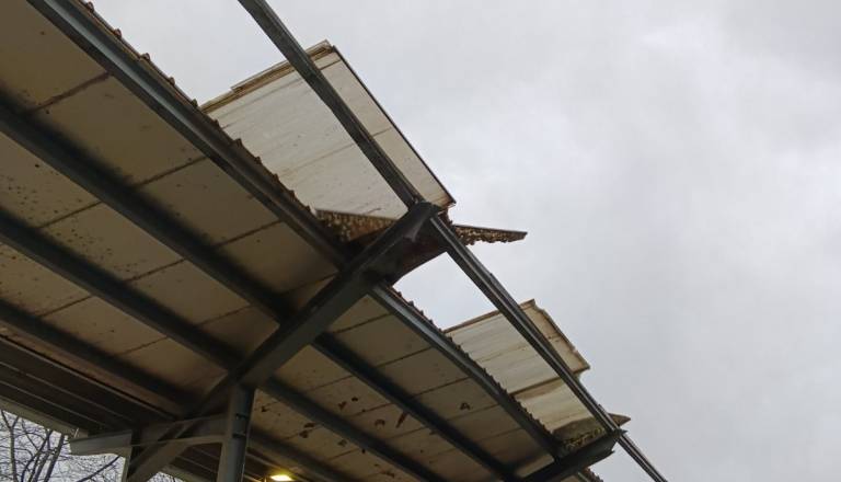 Veter udaril tudi po Snagi: zbirni center Lahova zaprt zaradi poškodovane strehe