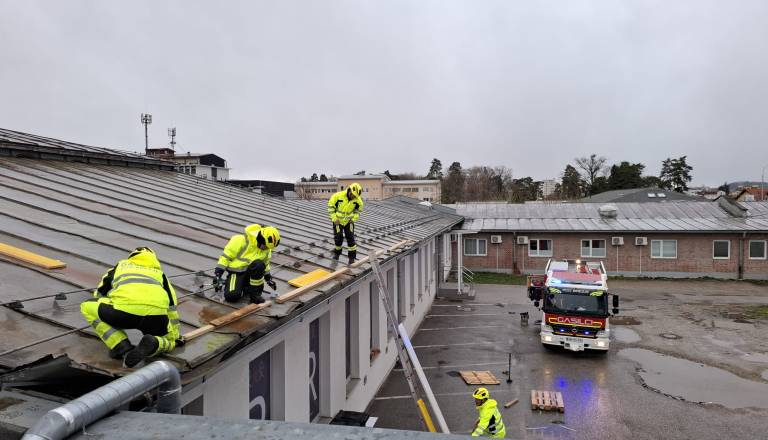 Gasilci izpostavljeni sunkom vetra: Na Teznu sanirali streho, nato naprej na teren