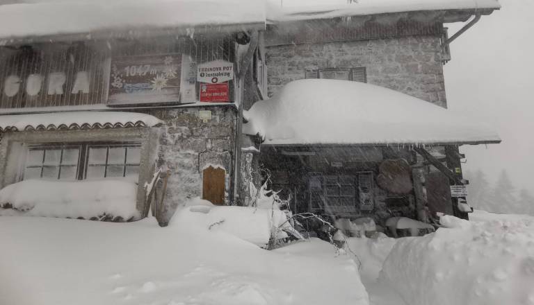 FOTO: Na Mirni gori zapadlo prek 60 centimetrov snega, priljubljeni Dom brez elektrike