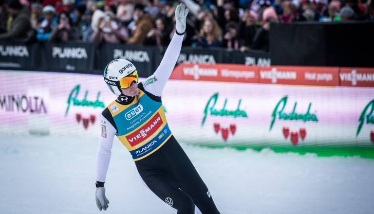 FOTO: V Planici zaigrala slovenska himna, Domen Prevc prepričljivo slavil na prvi tekmi 