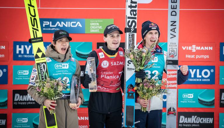 FOTO: Slovenska himna v Planici, Domen Prevc prepričljivo slavil na prvi tekmi 