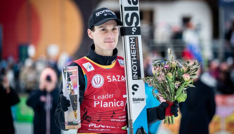 V Planici slovenska himna, Domen Prevc prepričljivo slavil na prvi tekmi 