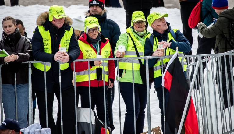 Iz Planice: Veter tudi tu nagaja, a obiskovalci so vzhičeni, kljub spremembam programa