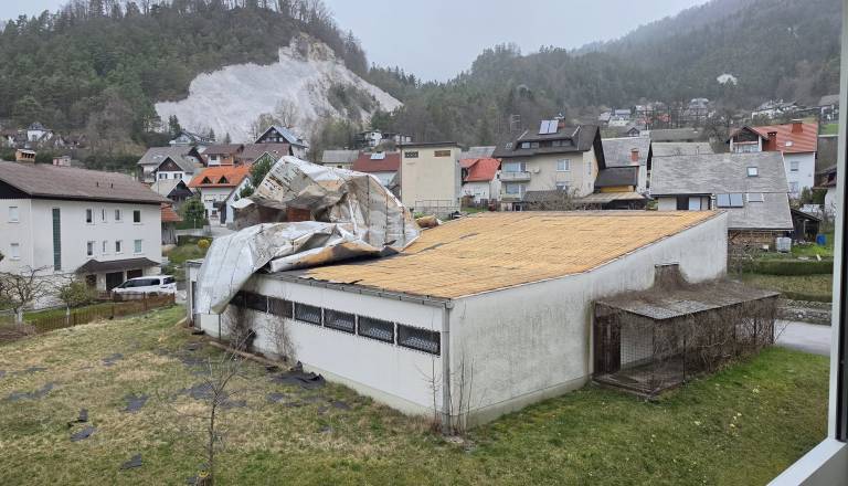 FOTO in VIDEO: Gorenjci šokirani: Veter je orkanski. Občinska civilna zaščita: »Stanje je resno.«